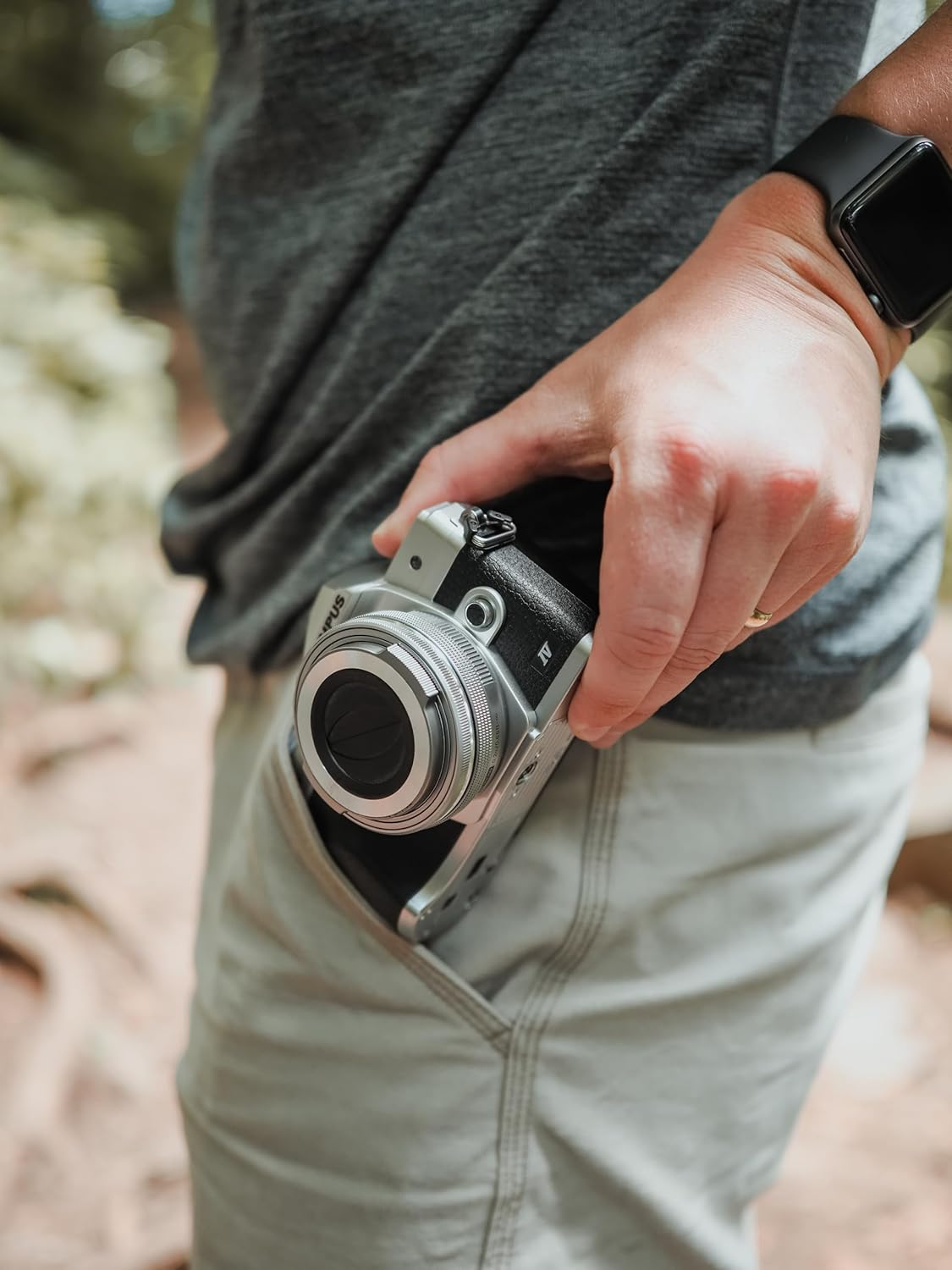 Olympus OM-D E-M10 Mark IV – Cámara sin espejo 20 MP con objetivo M.Zuiko 14-42mm Pancake Plateado